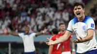 Harry Maguire. Meski penampilannya bersama Manchester United lebih banyak mendapat cibiran, namun pelatih Gareth Southgate tetap memberi kepercayaan kepada bek tengah berusia 29 tahun ini dalam skuad Three Lions. Di laga ketiga menghadapi Wales, Harry Maguire tampil penuh selama 90 menit dan mampu membuat para penyerang Wales tak berkutik dengan hanya melepaskan satu tembakan tepat sasaran sepanjang laga. Maguire tercatat melakukan 3 clearances, 1 intersep dan memenangi dua kali duel udara. (AP/Thanassis Stavrakis)