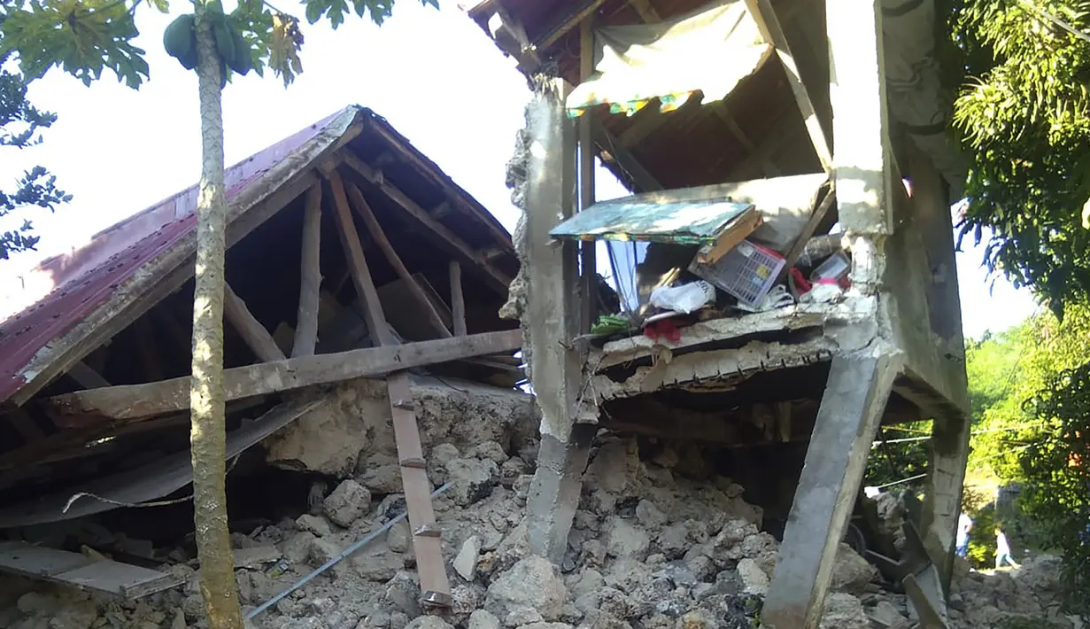 Sebuah rumah rusak setelah gempa kembar berkekuatan magnitudo 5,4 dan 5,9 di Itbayat on Pulau Batanes, Filipina (27/7/2019). Dua jam gempa kuat melanda pulau yang jarang penduduknya di Selat Luzon di Filipina utara, Sabtu pagi. (Agnes Salengua Nico via AP)