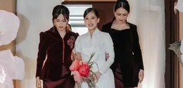 Elegan dalam Kebaya Beskap Velvet, Hasyakyla Utami Setia Dampingi Adhisty Zara di Hari Bahagia. [@mrssaladin].