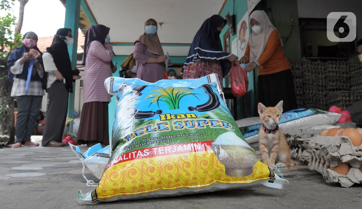 Keluarga Penerima Manfaat (KPM) belanja sembako dari uang Bantuan Sosial Tunai (BST) program sembako dari Kemensos di Kelurahan Cinangka, Depok, Jumat (25/2/2022). Lebih dari 400 KK mendapat dana rapelan BST Januari-Maret sebesar Rp 600 ribu yang harus dibelanjakan sembako. (merdeka.com/Arie Basuki)
