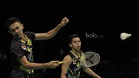 Pasangan Indonesia, Fajar Alfian/Muhammad Rian Ardianto kalah dari pasangan Denmark, Mathias Boe/Carsten Mogensen pada laga semifinal Indonesia Open 2017 di JCC, Sabtu, (17/6/2017). Indonesia kalah 21-17 18-21 21-12. (Bola.com/M Iqbal Ichsan)