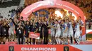 Para pemain Port FC mengangkat Piala Presiden 2025 usai berhasil mengalahkan Oxford United 2-1 di partai final yang berlangsung di Stadion Si Jalak Harupat, Kabupaten Bandung, pada Minggu (13/7/2025) malam WIB. (Bola.com/Bagaskara Lazuardi)