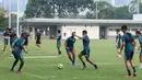 Pemain Timnas Qatar U-19 saat latihan di Lapangan A Kompleks GBK, Jakarta, Rabu (17/10). Timnas Qatar U-19 tergabuing di Grup A Piala AFC U-19 bersama Indonesia dan Chinese Taipei serta Uni Emirat Arab. (Liputan6.com/Helmi Fithriansyah)