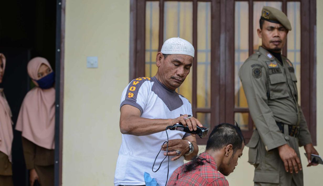 FOTO: Wajah Lemas Anak Punk Saat Dicukur Rambutnya oleh ...