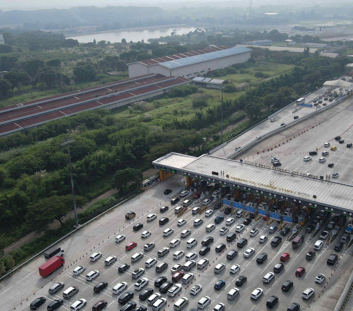 Jasa Marga melaporkan masih terjadi peningkatan volume kendaraan di tol Trans Jawa imbas libur panjang Kenaikan Yesus Kristus 2024.&nbsp;