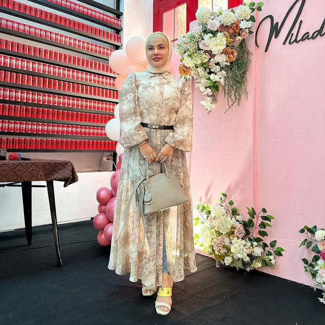 Gaya yang fashionable jadi ciri khas Vien Tasman (Instagram/ vienstasman)