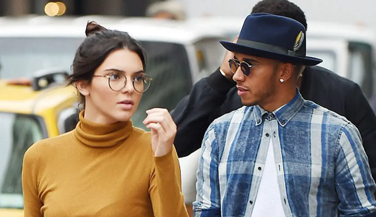 Aktris dan model Kendall Jenner tertangkap kamera sedang berduaan dengan pembalap Lewis Hamilton di jalanan ramai kota New York, 10 September 2015. (Dailymail)