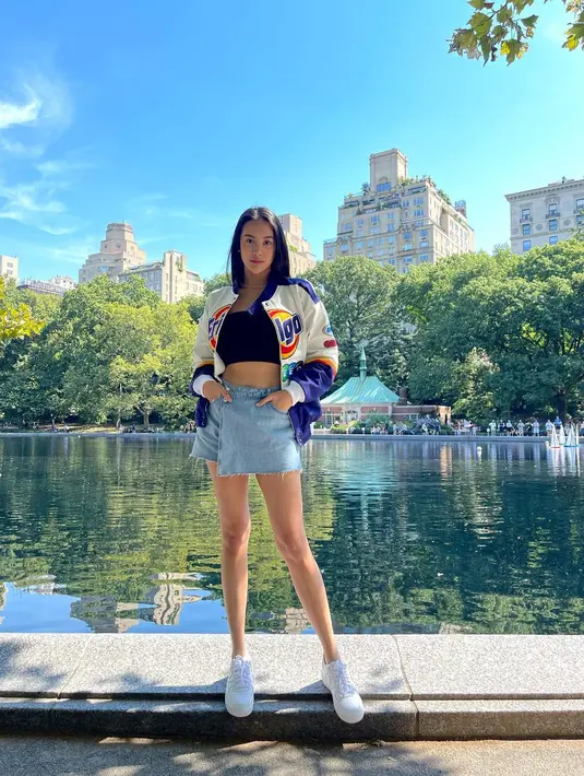 Tiba di New York sejak Sabtu (10/9) bersama rombongan brand fashion lokal, Erigo, Anya Geraldine sempat jalan-jalan di kota New York sambil mengenakan koleksi dari brand yang mengajaknya tersebut. Aktris 26 tahun ini tampil sporty memadukan nascar jaket atau jaket racing dengan tanktop hitam dan mini skirt denim. (Instagram/anyageraldine).