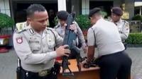 Puluhan orang menggelar aksi seribu lilin di kawasan aksi teror Jakarta, hingga polisi di sejumlah daerah menggelar latihan menembak.