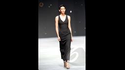 Model berjalan di atas catwalk memperagakan busana rancangan Zalora  pada ajang Indonesia Fashion Week 2015 di JCC Senayan, Jakarta, Kamis (26/2/2015). (Liputan6.com/Panji Diksana)