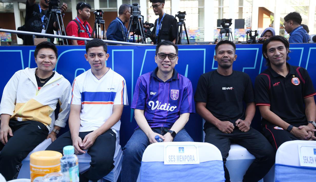 Managing Director Vidio, Hermawan Sutanto (tengah) bersama dengan para pelaku olahraga mulai dari Apriyani Rahayu, Rian Ardianto, Suwandi, dan Hanif Sjahbandi dalam acara peringatan Hari Kekayaan Intelektual Sedunia 2026 yang berlangsung di Sarinah, Jakarta Pusat pada Minggu (26/4/2026). (Bola.com/Abdul Aziz)