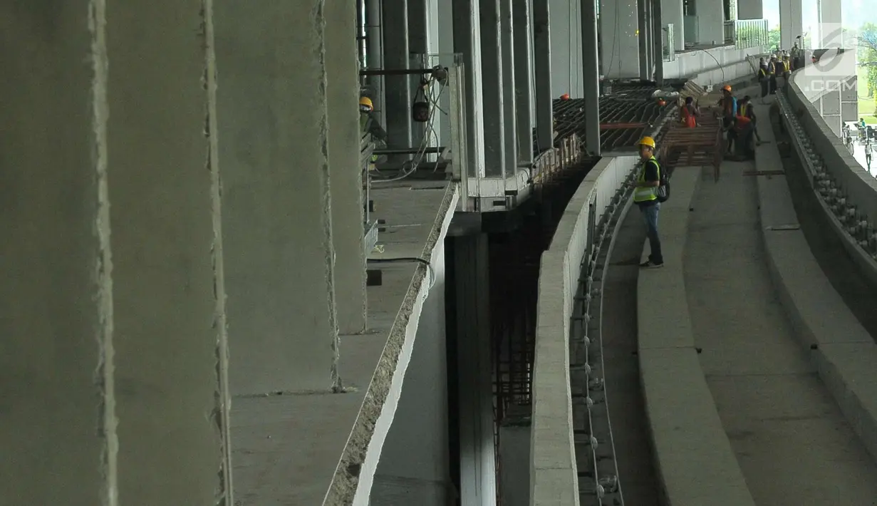 Pekerja menyelesaikan jalur skytrain di Terminal 3 Bandara Soekarno Hatta, Tangerang, Selasa (30/5). Sky Train memiliki 2 gerbong pada setiap 1 train sett, yang mampu menampung 180 penumpang. (Liputan6.com/Helmi Afandi)