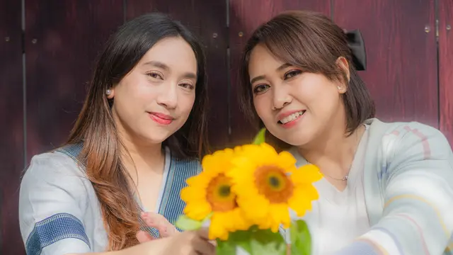 wanita februari dua bunga