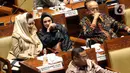 Anggota DPR Mulan Jameela (tengah) dan Novita Wijayanti berbincang saat penutupan sidang paripurna DPR ke-6 masa persidangan I 2019-2020 di Kompleks Parlemen, Jakarta, Selasa (17/12/2019). (Liputan6.com/Johan Tallo)