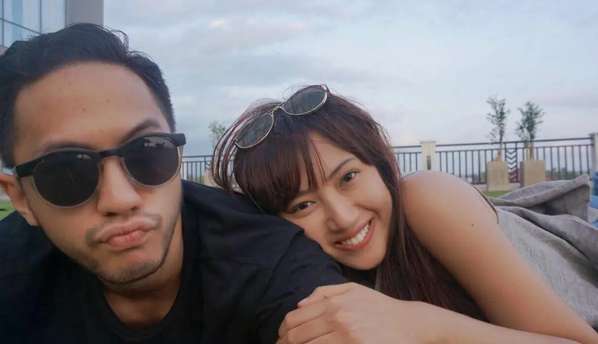 Dilansir dari akun Facebooknya, Suci mengaku berpacaran dengan akun bernama Bagas Nurcahyo. Dilihat dari foto-fotonya, hubungan Bagas dan putri cantik Aa Gatot itu terlihat begitu mesra. (facebook.com/bagas.nurcahyo.75)