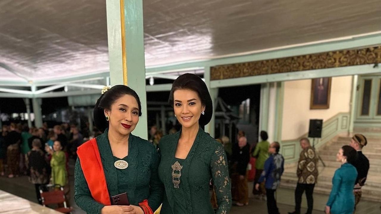Farah tampil cantik dengan kebaya hijau tua yang menjadi warna tema malam itu.