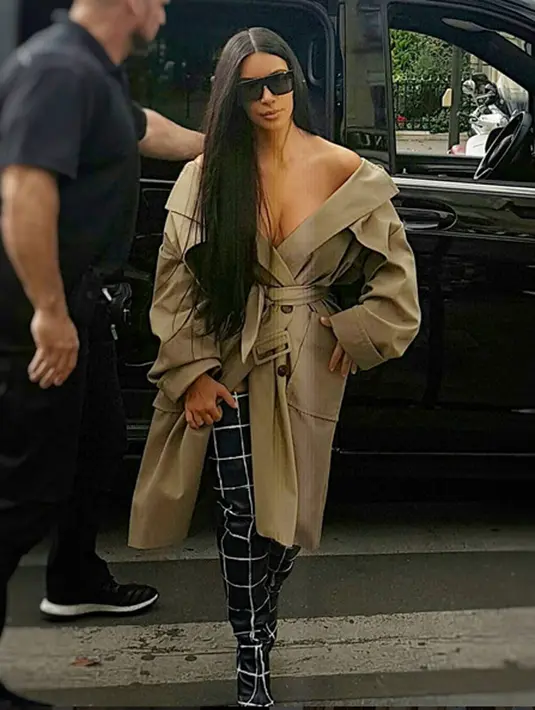 Di tahun 2016 silam, Kim Kardashian menjadi korban perampokan di Paris. Sekelompok tawanan perampok masuk ke dalam kamar hotelnya dan mengambil sejumlah barang berharga. Bahkan Kim juga hampir kehilangan nyawanya. (Instagram/KimKardashian)