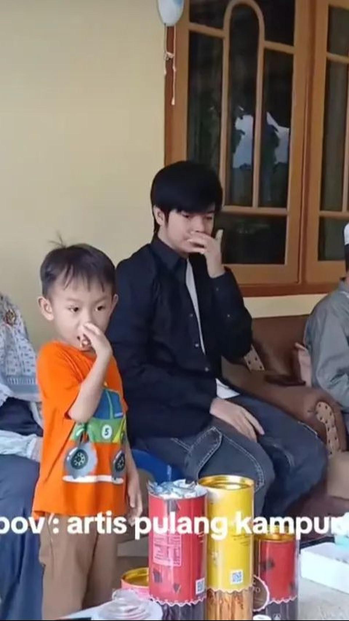 Angga bersanding dengan ayah dan ibunya, terlihat menyimak perbincangan hangat antara ayahnya dengan anggota keluarga lainnya.&nbsp;
