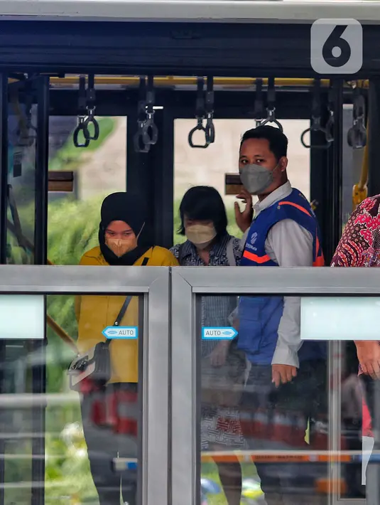 Bus Transjakarta menurunkan penumpang di halte kawasan Jalan Sudirman, Jakarta, Selasa (31/1/2023). Dinas Perhubungan (Dishub) DKI masih melakukan evaluasi tarif integrasi transportasi di Jakarta yakni Transjakarta, MRT, dan LRT. (Liputan6.com/Angga Yuniar)
