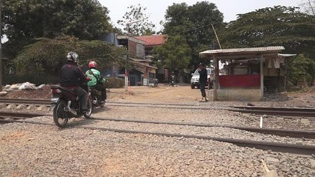 Ngeri, ini cara penjaga perlintasan liar tahu ada KRL mau lewat