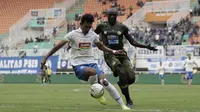 Striker PSIS Semarang, Hari Nur Yulianto berduel dengan bek Tira Persikabo, Zoubairou Garba. (Bola.com/Yoppy Renato Manalu)
