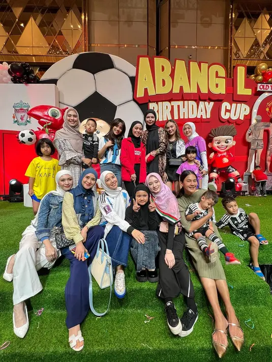 Acara perayaan ultah Abang L ke-2 bertajuk Abang L Birthday Cup. Selain Syahnaz dan anak kembar, sederet selebriti tampak hadir. Diantaranya, Paula Verhoeven, Oki Setianadewi, Donita, Ryana Dea, Inara Rusli, Celine Evangelista,  Sarwendah, Fuji An, Tya Ariestya, Kartika Putri, Tarra Budiman, Cut Meyriska, Reisa Brotoasmoro, Gya Sadiqah, dan masih banyak lagi. [Instagram/tya_ariestya]