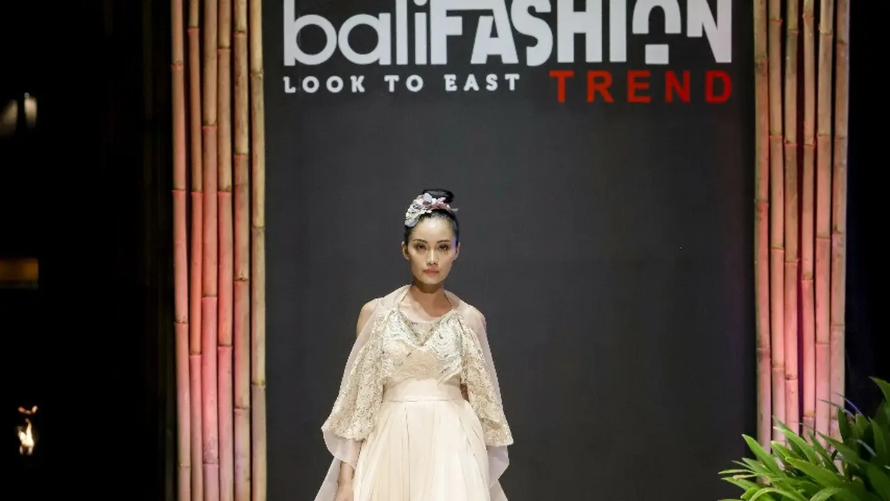 Parade Gaun Malam di Bali Fashion Trend 2019