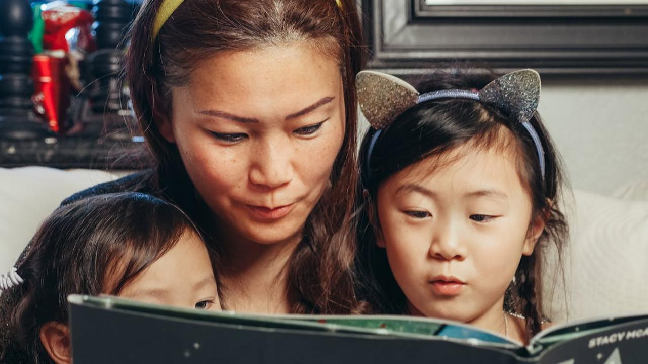Orang Tua Gen Z Enggan Membacakan Buku untuk Anak, Studi Ungkap Dampaknya