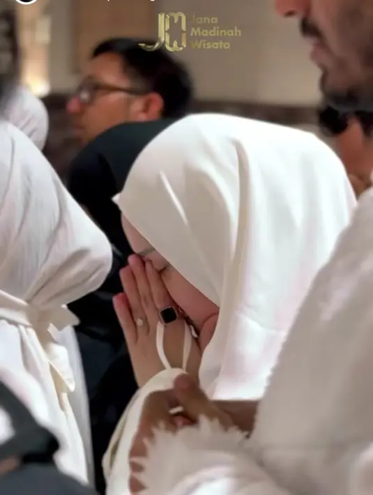 <p>Nagita Slavina berdoa dengan khusyuk. Raffi bahkan mengatakan bahwa istrinya tak berhenti menangis selama umrah. (Foto: Instagram/ raffinagita1717)</p>