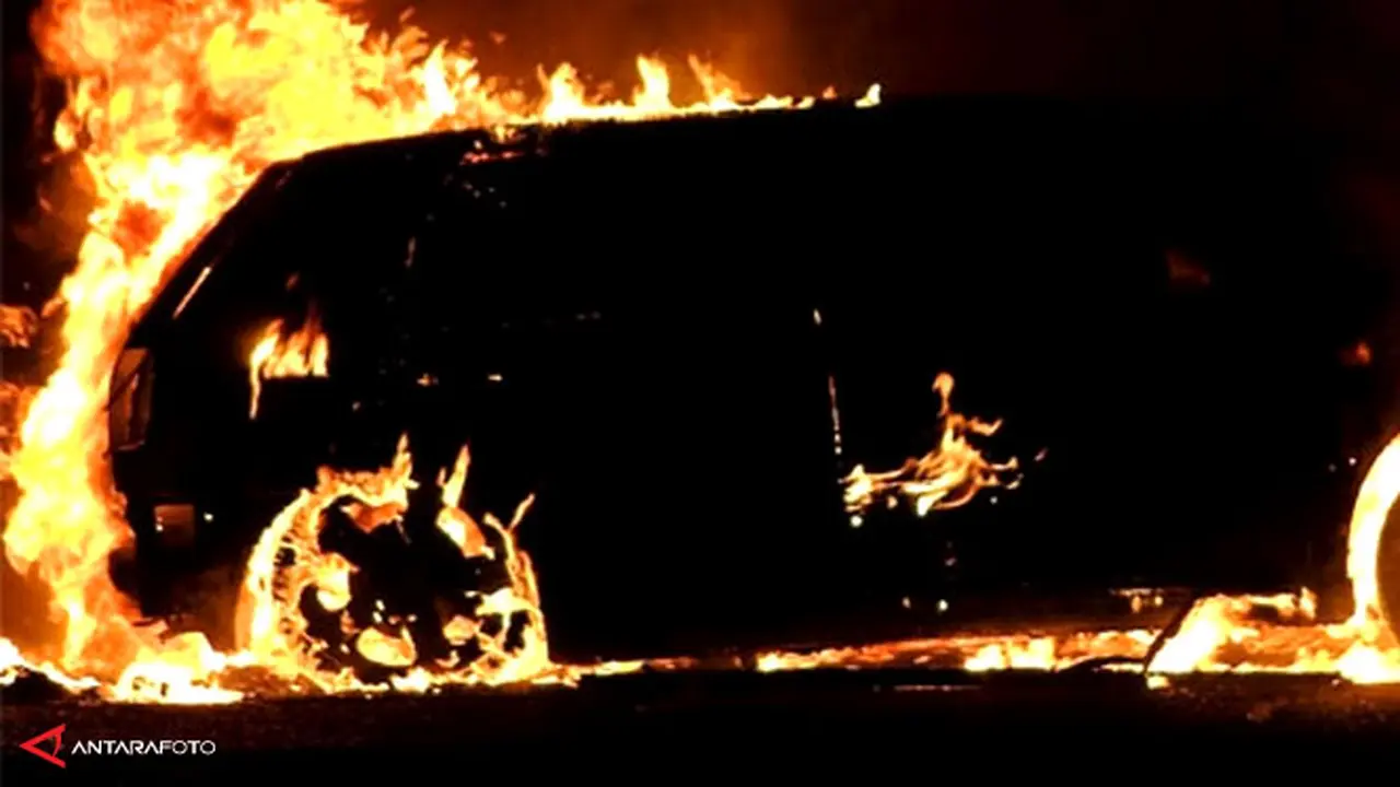 mobil-terbakar130623a.jpg