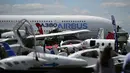 Sebuah Airbus A380-800 bersiap untuk melakukan demo  terbang di Farnborough Airshow di Hampshire, Inggris, (14/7/2014). (AFP PHOTO/Carl Court)