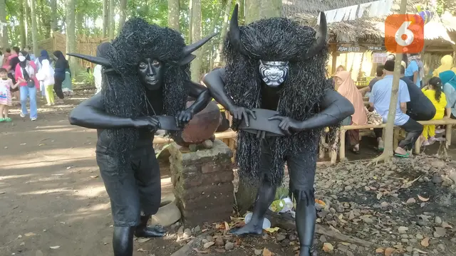 Sepasang Kebo-keboan  menghibur pengujung pasar kuliner Wit-witan Alasmalang Banyuwangi (Hermawan Arifianto/Liputan6.com)