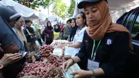Bawang merah jadi salah satu komoditas yang dijual di Pasar Murah Ramadan di Malang (Liputan6.com/Zainul Arifin)