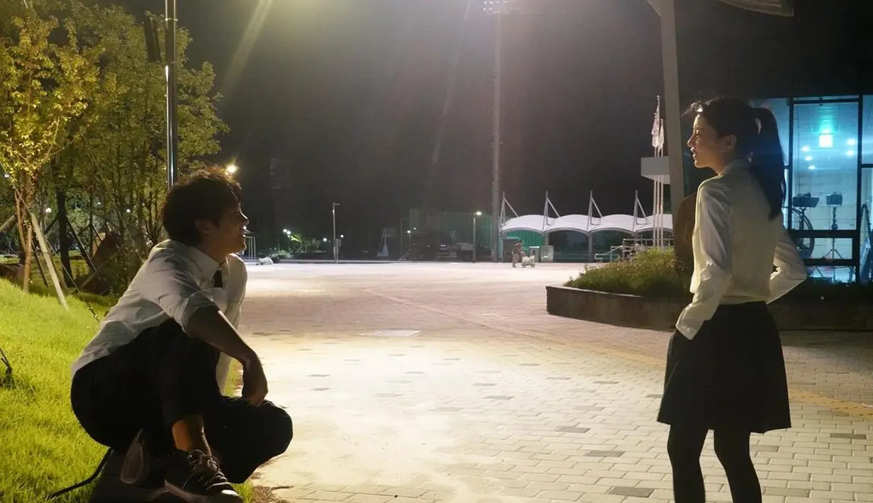 Foto diambil saat keduanya sedang syuting di malam hari. Lee Jung Ha tampak duduk santai mendengar Yoon Jung bercerita. (Foto: Instagram/ goyounjung)