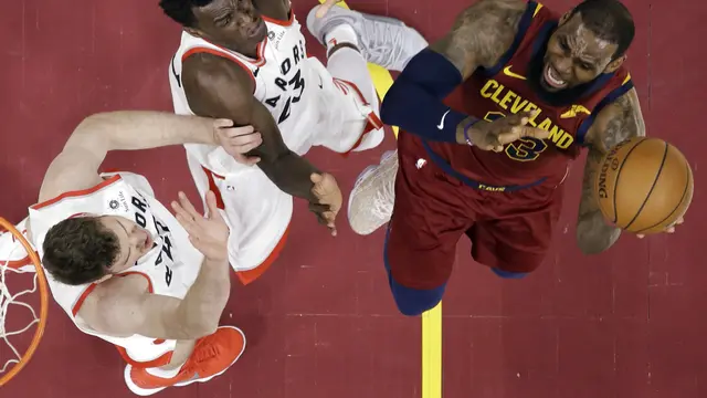 Aksi LeBron James saat Cavaliers melawan Raptors