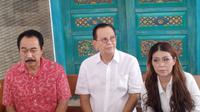 Roy Marten dan aktor Dwi Yan di Cipinang Melayu, Jakarta Timur, Jumat (28/3/2025). (Via M. Altaf Jauhar)
