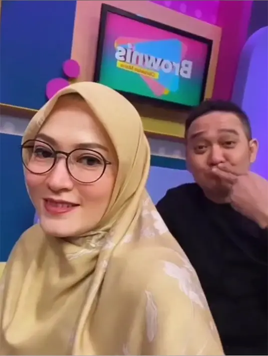 Artis senior tersebut bernama Lyra Virna. Belum lama ini, Lyra Virna menjadi bintang tamu bersama sang suami, ​Fadlan Muhammad. [Instagram/fadlanmuhammad]