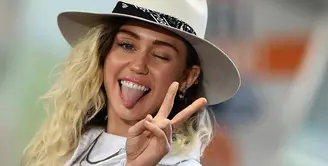 Miley Cyrus sempat beberapa kali tertangkap kamera miliki luka seperti bekas potongan di daerah urat nadi pergelangan tangannya. (JEWEL SAMAD / AFP)