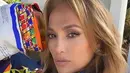 Rambut Highlight Blonde Jennifer Lopez (Instagram @jlo)