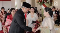 Presiden ke 6 RI, Susilo Bambang Yudhoyono berjabat tangan dengan Presiden ke 5 RI, Megawati Soekarnoputri jelang Upacara HUT Kemerdakaan RI ke 72 di Istana Merdeka, Kamis (17/8). (Liputan6.com/via Anung Anindhito)