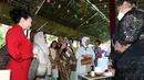 Ibu Iriana Joko Widodo (kedua kiri) saat mengajak para pendamping untuk melihat pameran produk anyaman dan sejumlah produk usaha mikro, kecil, dan menengah (UMKM) dari berbagai daerah di Indonesia sebagai bagian dari rangkaian kegiatan Konferensi Tingkat Tinggi (KTT) G20 di Sofitel Bali Nusa Dua Beach Resort, pada Selasa, 15 November 2022. (Foto: Lukas - Biro Pers Sekretariat Presiden)