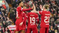 Penyerang Liverpool Cody Gakpo (kiri) diberi selamat usai mencetak gol kedua timnya ke gawang LASK pada duel matchday 5 Grup E Liga Europa 2023/2024 di Anfield, Jumat (1/12/2023) dini hari WIB. (AP Photo/Jon Super)