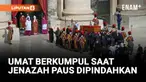 UMAT KATOLIK BERKUMPUL DI LAPANGAN SANTO PETRUS SAAT JENAZAH PAUS FRANSISKUS DIPINDAHKAN