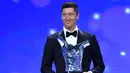 Penyerang Bayern Munchen, Robert Lewandowski tersenyum saat menerima penghargaan Pemain Terbaik UEFA dalam acara UEFA Awards di Genewa, Swiss (1/10/2020).Dalam acara ini Lewandowski juga dinobatkan sebagai penyerang terbaik. (Harold Cunningham / AFP / UEFA)