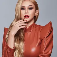 Dalam unggahan Instagram terbarunya, Aura Kasih tampil berbeda dengan rambut berwarna blonde atau pirang. Ia juga terlihat menggunakan leather clothes berwarna oranye. (Instagram/aurakasih).