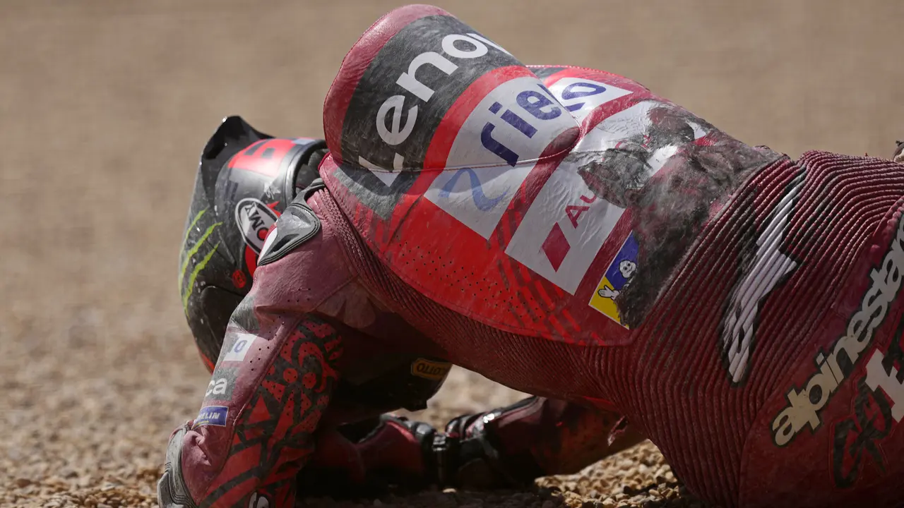 Foto: Insiden Tabrakan Bagnaia dan Alex Marquez di MotoGP Aragon 2024