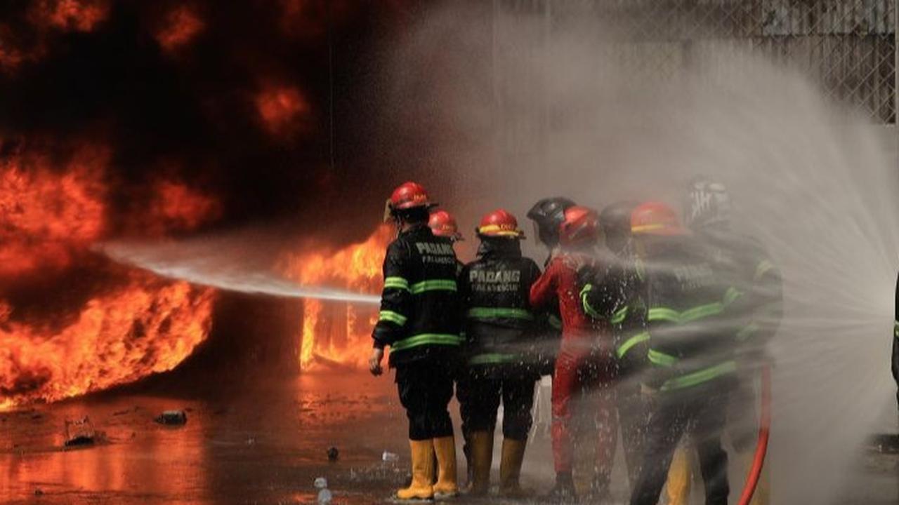 Suami Mabuk Bakar Rumah Usai Ribut dengan Istri, Tiga Bangunan di Jaksel Terbakar