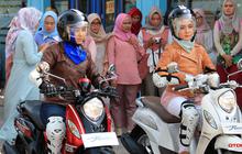 Wahai Para Wanita, Ini Panduan Lengkap Merawat Motor dengan Mudah