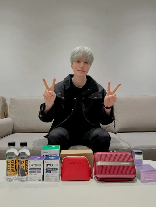<p>Lee Dong Wook mengenakan baju hitam yang dilapisi juga dengan jaket hitam. Warna tersebut sangat kontras dengan warna baru rambutnya yag berwarna abu-abu terang. (Foto: Instagram/ leedongwook_official)</p>