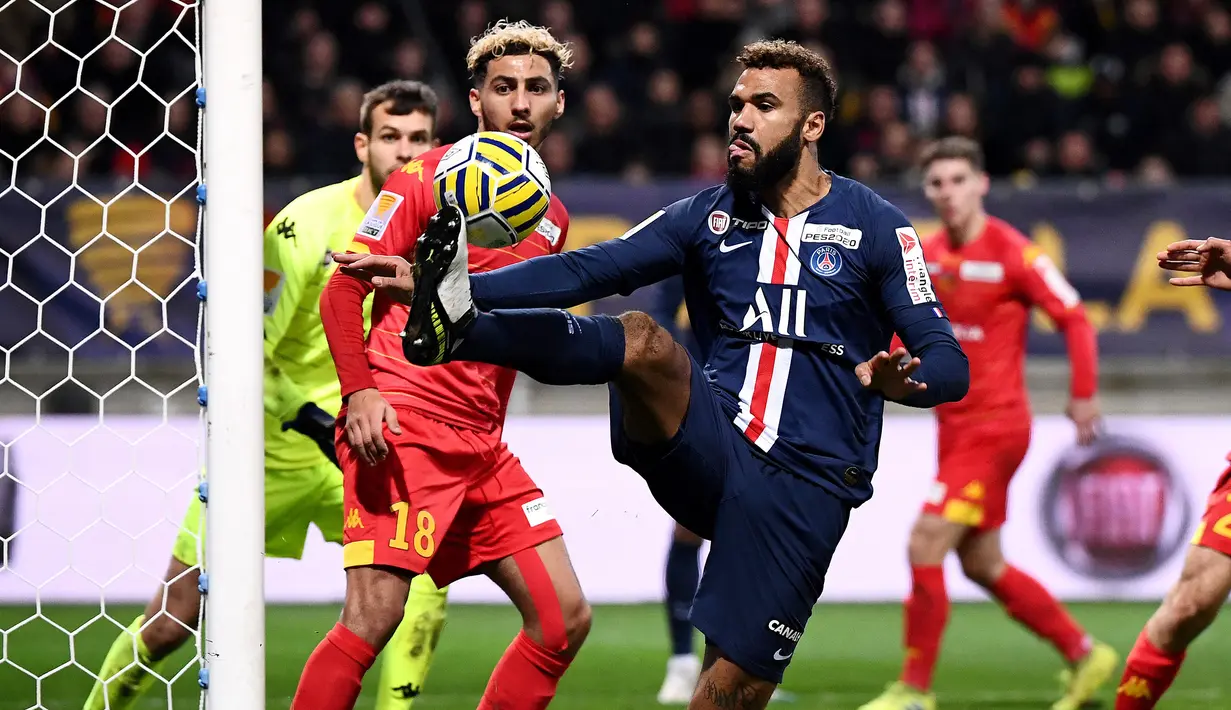 Eric Maxim Choupo-Moting. Striker Kamerun berusia 33 tahun ini didatangkan Stoke City dari Schalke pada awal musim 2017/2018 dengan status bebas transfer. Saat Stoke City terdegradasi pada akhir musim 2017/2018, ia direkrut oleh PSG pada awal musim 2019/2020 juga dengan status bebas transfer. Kini ia menjadi bagian Bayern Munchen sejak dua musim lalu setelah dilepas PSG, lagi-lagi dengan status bebas transfer. Hingga kini ia telah tampil dalam 57 laga di semua ajang bersama Bayern Munchen dengan torehan 17 gol dan 6 assist. (AFP/Franck Fife)